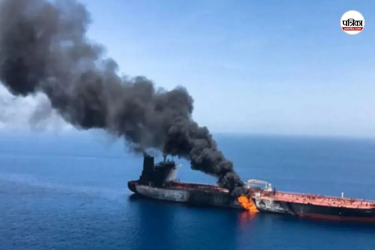US-Iran War: हॉर्मुज में जाहज पर फिर हमला, अज्ञात मिसाइल से जहाज में लगी आग, क्रू मेंबर सुरक्षित