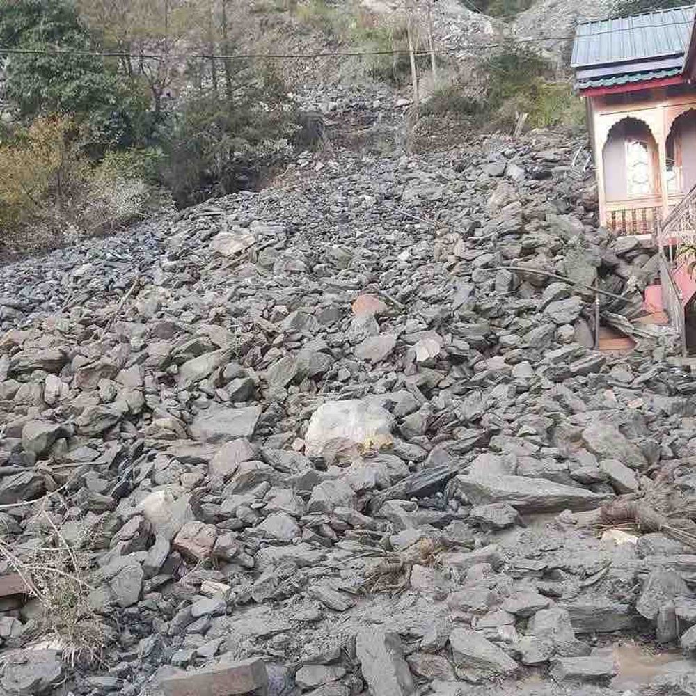 पार्वती-II टनल से पानी रिसाव, दो मकान दबे:कई घरों और खेतों में घुसा पानी, रैला-सिउंड तक दहशत