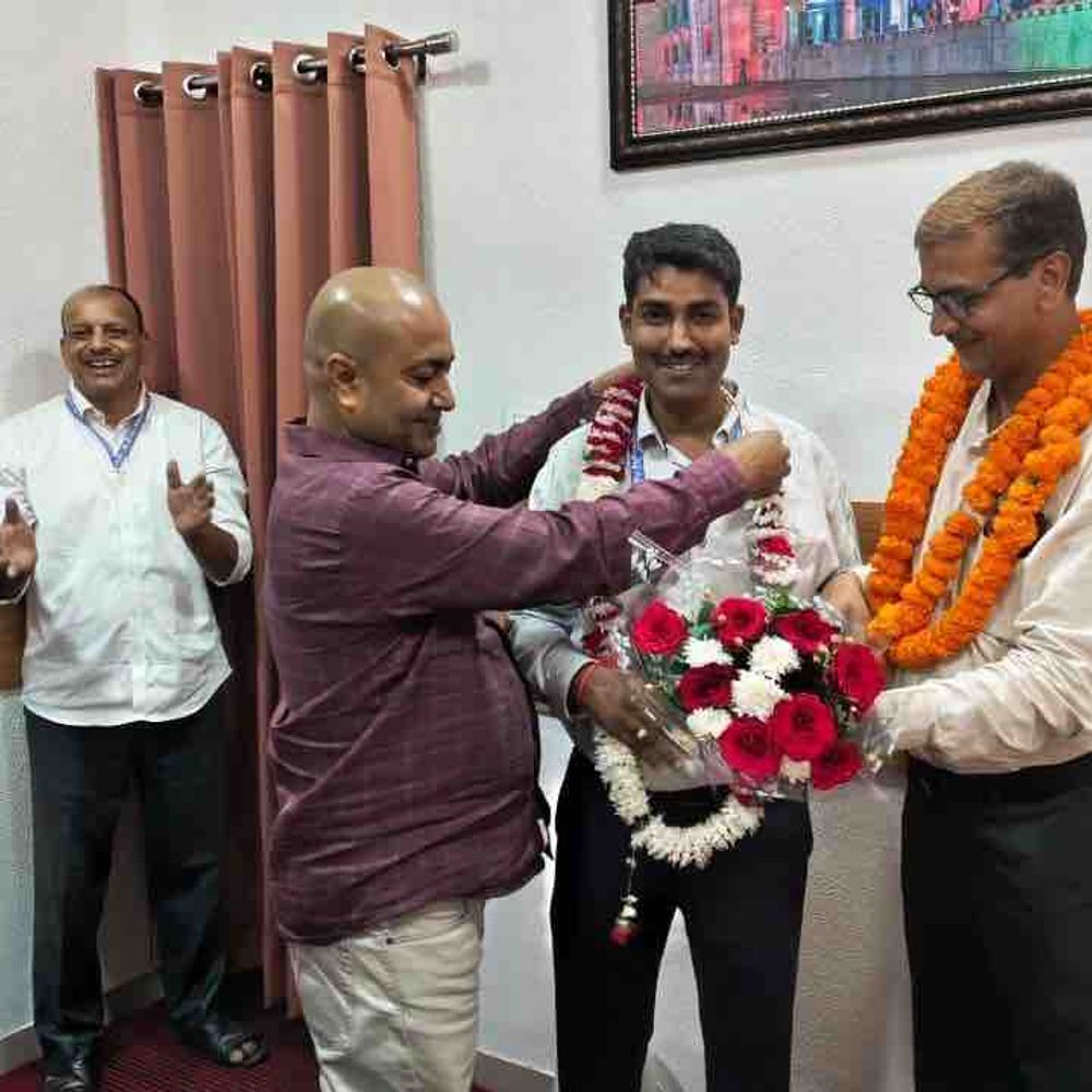 गोरखपुर एयरपोर्ट पर हिंदी पखवाड़े का समापन:स्टाफ ने नोटिंग, ड्राफ्टिंग और कैलिग्राफी में दिखाया टैलेंट; हिंदी के उपयोग पर दिया जोर