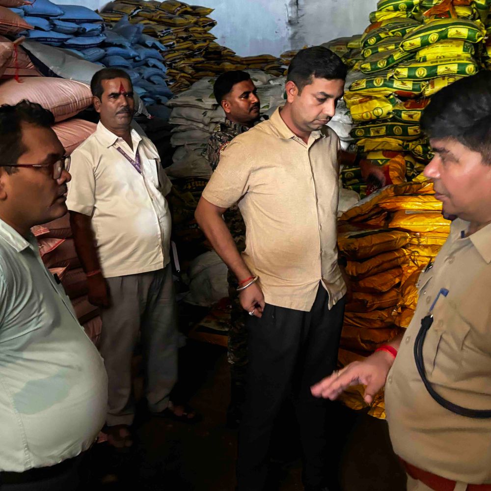 मोतिहारी में खाद कालाबाजारी पर छापेमारी, SAO की भूमिका संदिग्ध:DM-SP के निर्देश पर हुई कार्रवाई, कृषि पदाधिकारी ने अवैध गोदाम को बताया था वैध