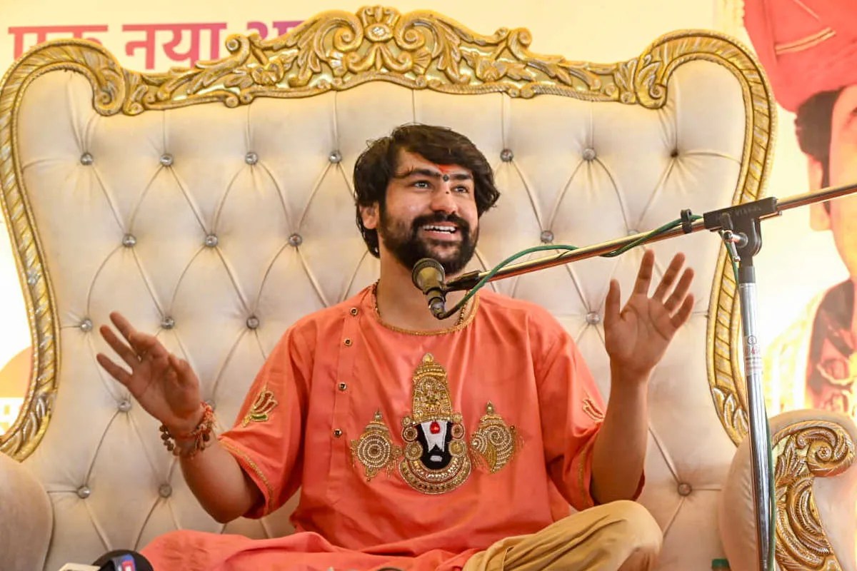 Dhirendra Shastri: बंगाल में गीता पाठ के बीच धीरेंद्र शास्त्री ने रखीं 3 मांगें, बोले- गलियों में दंगे नहीं, हर-हर गंगे होना चाहिए