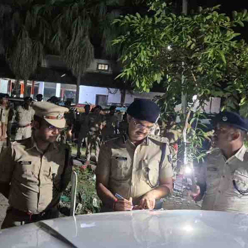 DIG के अचानक निरीक्षण में 5 सिपाही और मुंशी निलंबित:मोतिहारी नगर थाना में 3 घंटे तक की जांच, थानाध्यक्ष का 5 दिन का वेतन भी रोका