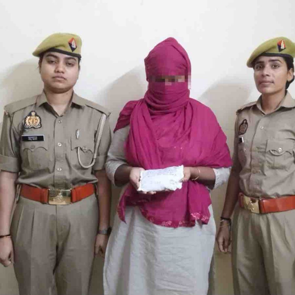 क्रॉसिंग रिपब्लिक में ड्रग्स के साथ महिला गिरफ्तार:दिल्ली से लाकर आसपास के इलाकों में बेचती थी, 126 ग्राम ड्रग्स बरामद