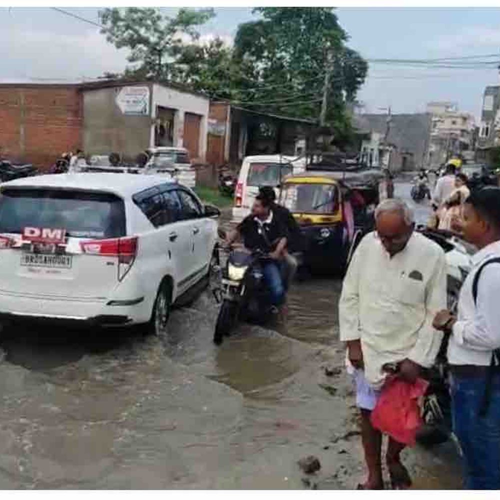 मोतिहारी में आधे घंटे की बारिश से LIC रोड जलमग्न:जमला रोड पर घुटने भर पानी, राहगीर परेशान; DM ने पानी निकलवाने का दिया आश्वासन