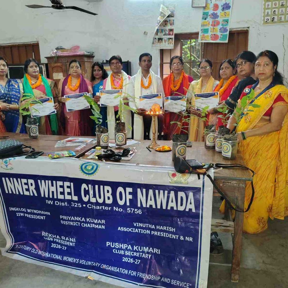 राजकीय कन्या मध्य विद्यालय में शिक्षक दिवस पर विशेष:इनर व्हील क्लब नवादा ने किया आयोजन, शिक्षकों को शॉल – पौधे देकर सम्मानित किया