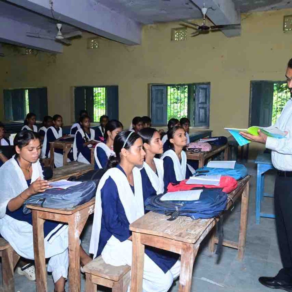 मोतिहारी DM ने बच्चों को 1 घंटे गणित पढ़ाया:अचानक पहुंचे स्कूल; बच्चों ने कहा- सर अगली बार कब आएंगे, हम इंतजार करेंगे