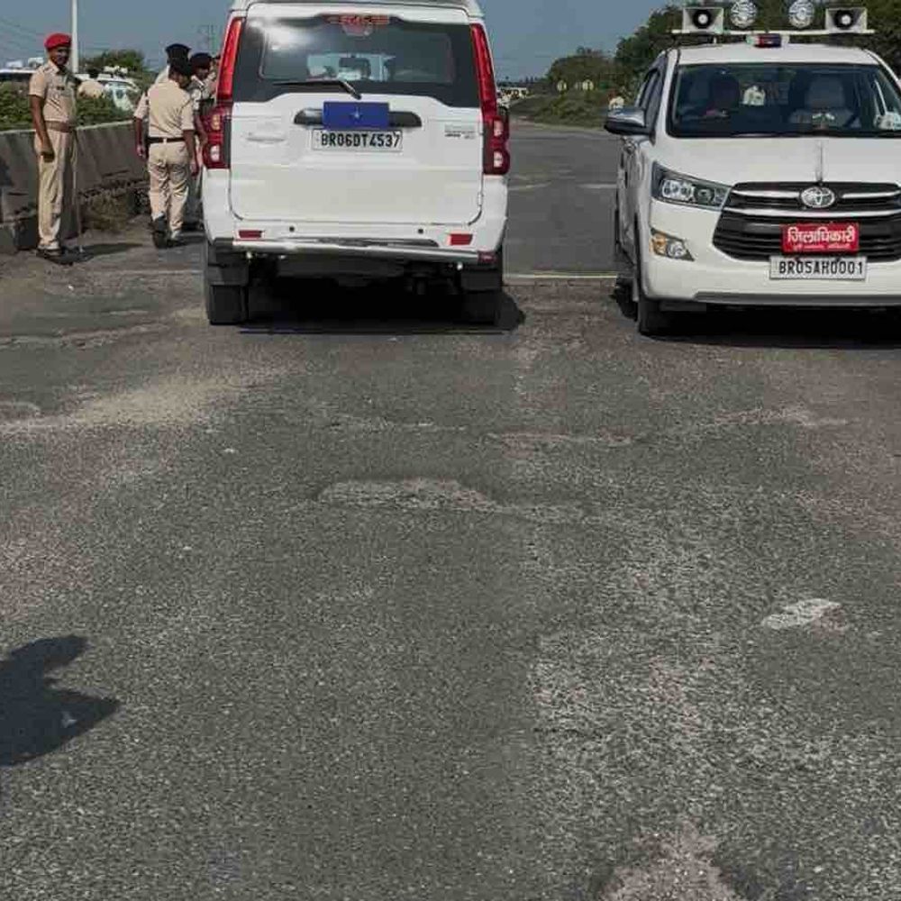 मोतिहारी का डुमरिया घाट पुल जर्जर;गड्ढे और सरिया बाहर निकले:CM के आगमन पर हुई थी सफाई; मरम्मत न होने से दुर्घटना की आशंका