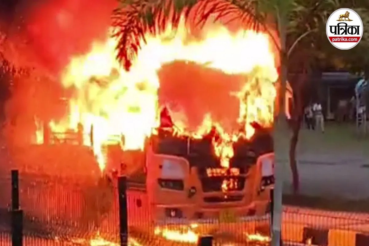 The Burning Bus: छत्तीसगढ़ मंत्रालय से लौट रही बस में लगी आग, कर्मचारियों ने कूदकर बचाई जान