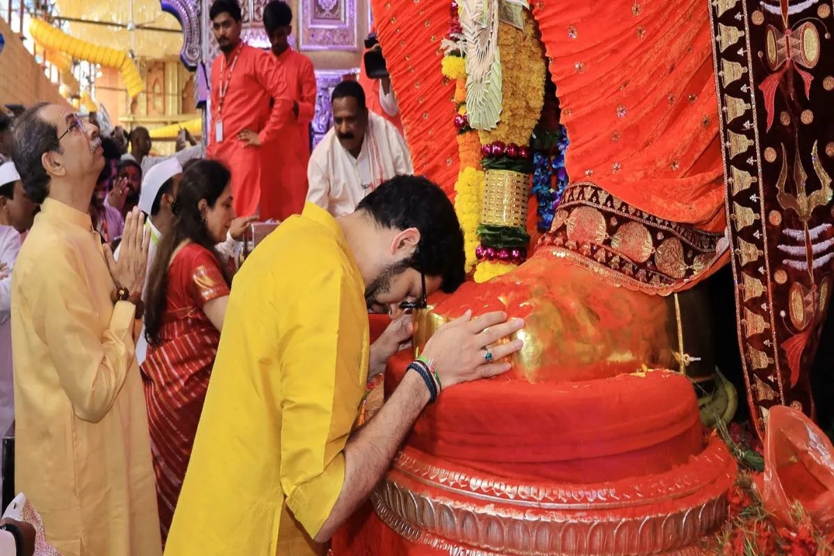 मुंबई में परिवार संग गणेश गली पहुंचे उद्धव ठाकरे, लालबागचा राजा के किए दर्शन
