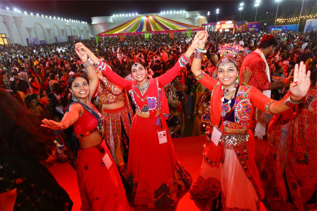 महाराष्ट्र: गरबा पांडालों में एंट्री के लिए आधार और तिलक अनिवार्य, VHP की गाइडलाइंस पर विवाद