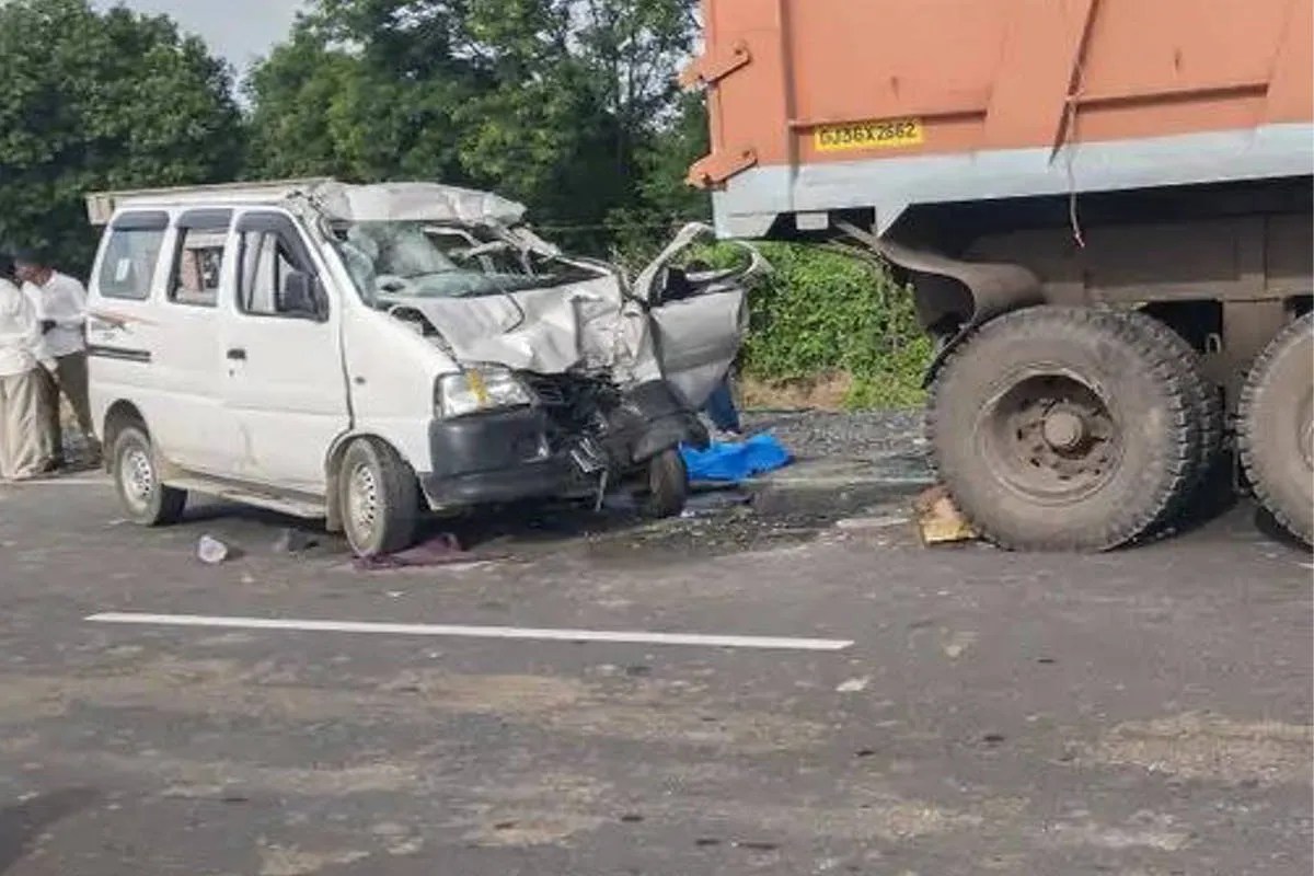 Gujarat Accident: गुजरात में भीषण सड़क हादसा, चेन्नई और मुंबई के 2 यात्रियों की मौत, घबराकर खेत में भागे खलासी की भी गई जान