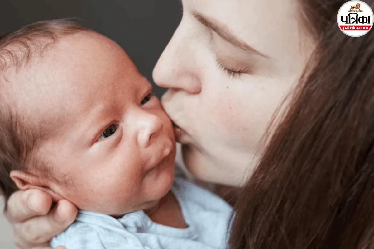 नवजात बच्चे को किस करने से क्यों किया जाता है मना? NHS और CDC से जानें वजह