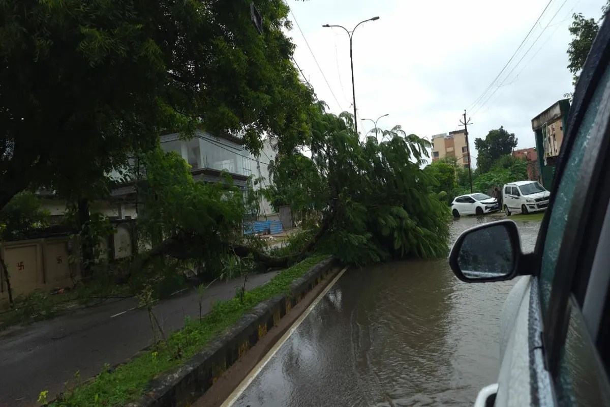 UP Weather: यूपी में कमजोर पड़ा डिप्रेशन, अगले 12 घंटे में और कमजोर होगा मौसम सिस्टम