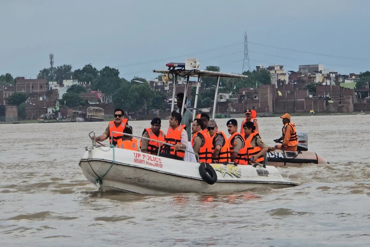 पीएम नरेंद्र मोदी के निर्देश के बाद सक्रिय हुआ वाराणसी प्रशासन, बाढ़ ग्रस्त इलाकों में पहुंचे डीएम व पुलिस कमिश्नर, अब तक 1500 लोग किए गए शिफ्ट