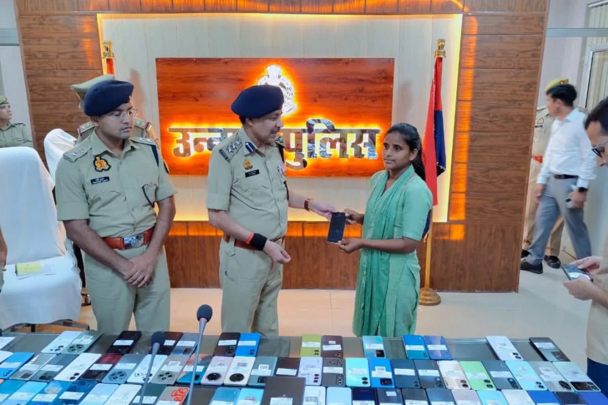खुशखबरी: उन्नाव में एक करोड़ 26 लाख 50 हजार रुपये के 608 मोबाइल उनके स्वामियों को किये गये वापस
