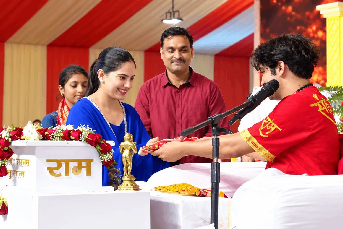 मंच पर जया किशोरी ने किया धीरेंद्र शास्त्री का स्वागत, फिर होने लगी दोनों की शादी की बातें