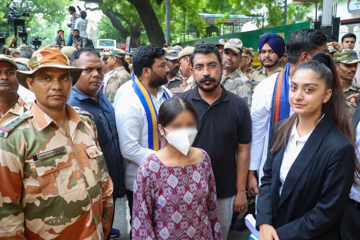 Nishu Azad: इन्फ्लुएंसर निशु आजाद पर धार्मिक भावनाएं आहत करने का आरोप, वकील अमिता सचदेवा ने पुलिस में दी शिकायत