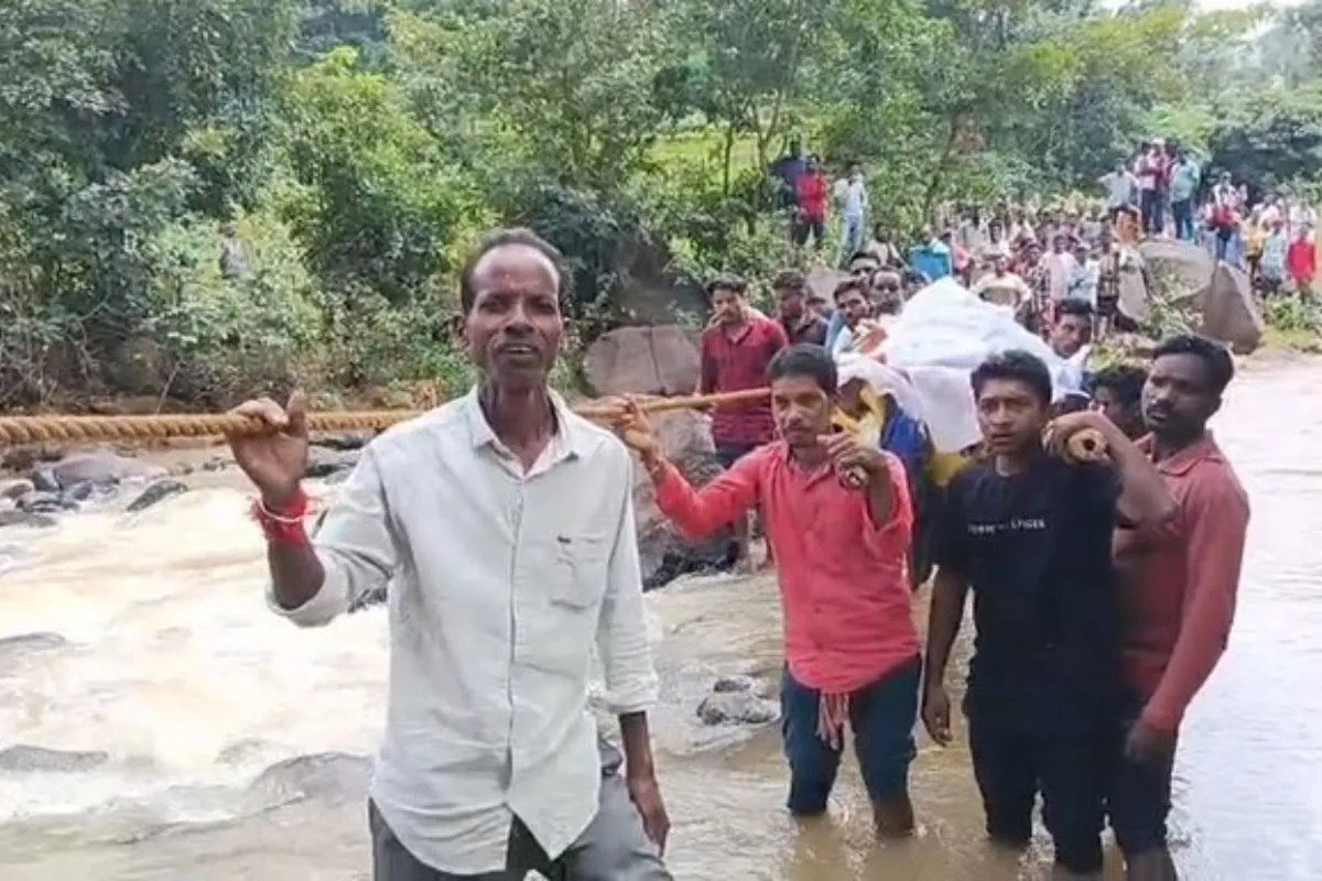 Odisha: उफनती नदी में शव लेकर उतरे ग्रामीण, रस्सी के सहारे पार किया तेज बहाव; VIDEO वायरल