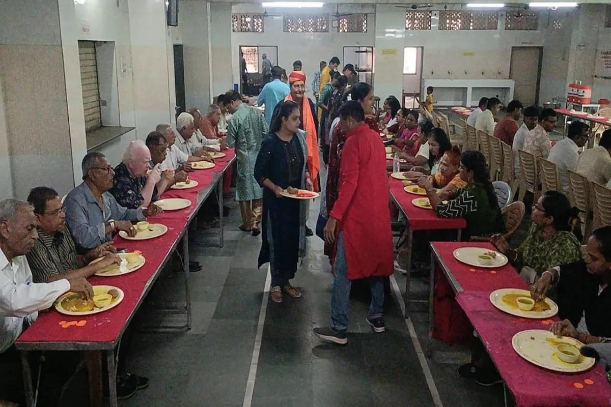 15 मिनट में 15-15 लड्डू खाकर दो महिलाओं ने बनाया रेकॉर्ड