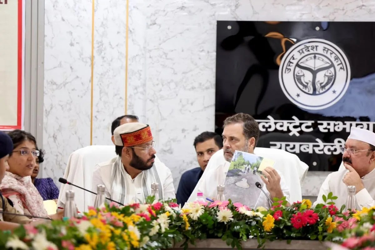 राहुल गांधी ने रायबरेली की बदहाल सड़कों पर मांगा जवाब, DM को दिखाई गड्ढों वाली फोटो; योगी के मंत्री ने किया पलटवार