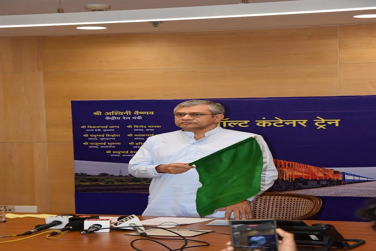 कच्छ के शिवलखा से भारत की पहली सॉल्ट कंटेनर ट्रेन मीठापुर के लिए रवाना