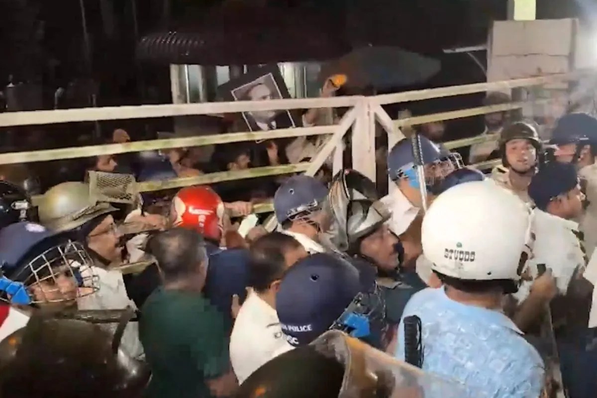 कोलकाता में विश्व हिंदू परिषद के कार्यक्रम का SFI ने किया विरोध, दोनों पक्षों में हुई झड़प, पुलिस बल तैनात