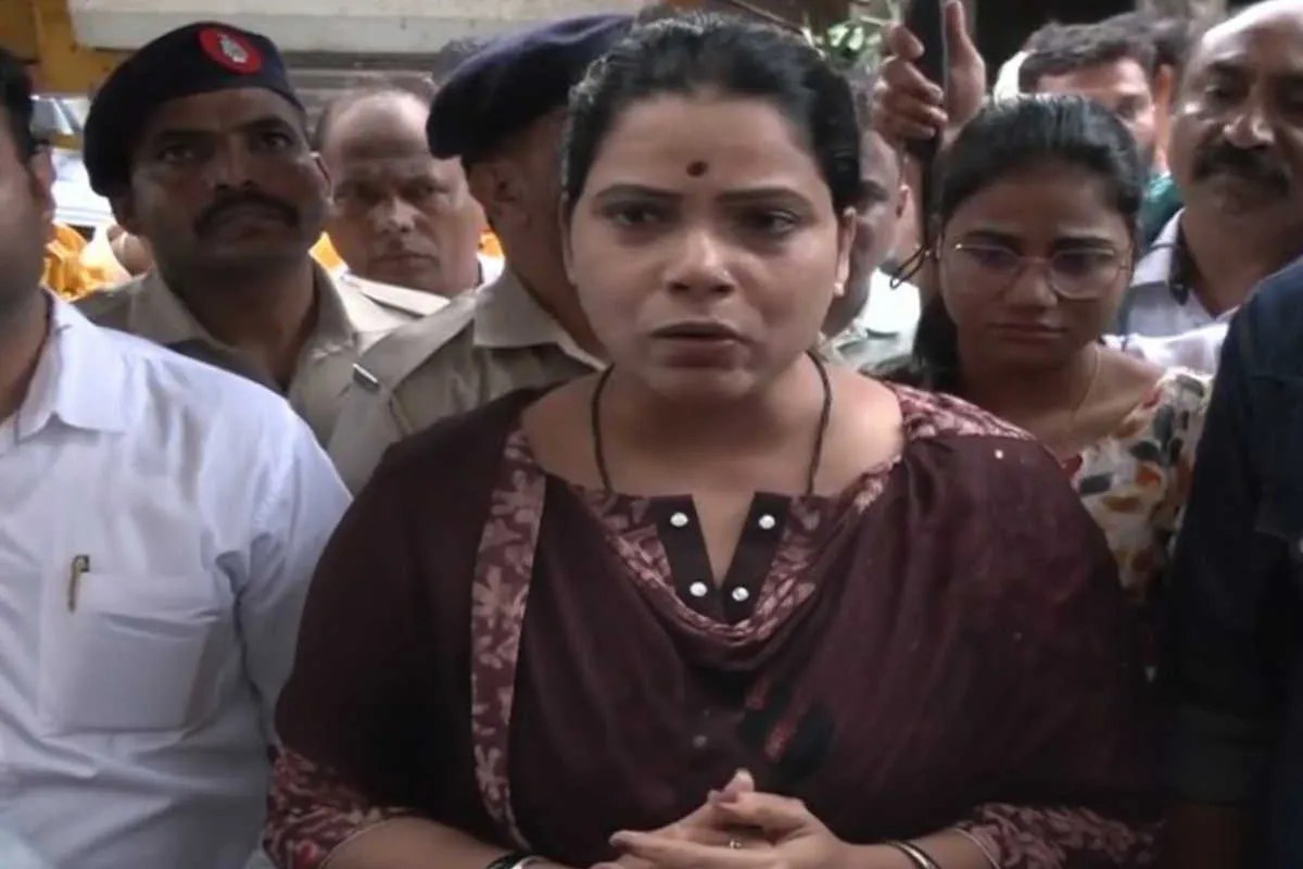 Sakinaka Manhole Accident: परिवार का अकेला कमाने वाला था असलम, खुले मेनहोल ने छीनी जिंदगी, अब पत्नी को मिले 10 लाख