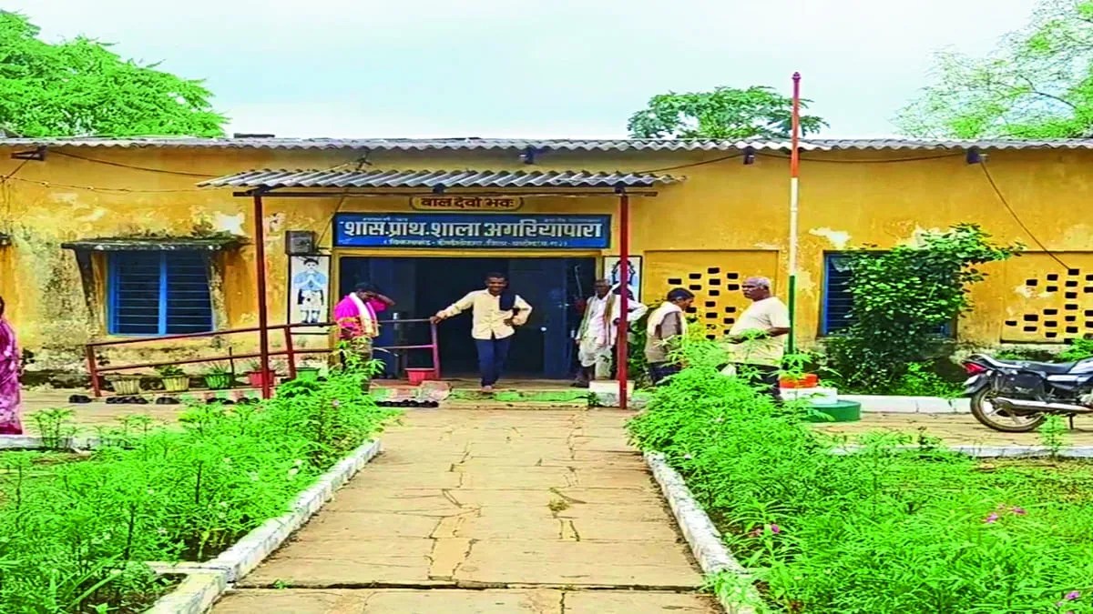 दीवारों में दरारें और टपकती छत के बीच बच्चे गढ़ रहे भविष्य