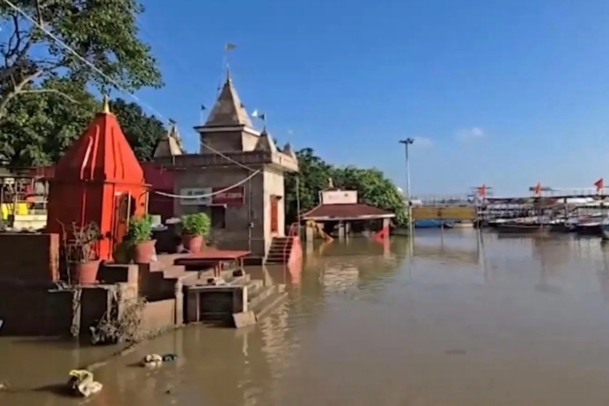 काशी में 13 दिन बाद फिर से बढ़ने लगा गंगा नदी का जलस्तर, 6 सेंटीमीटर प्रति घंटे की रफ्तार से हो रही बढ़ोतरी, घाटों तक पहुंचा पानी