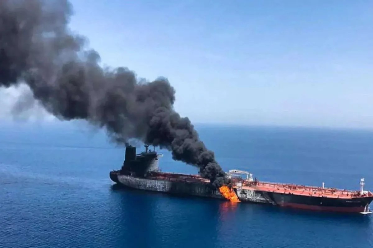 US-Iran War: स्ट्रेट ऑफ होर्मुज में तेल टैंकर पर हमला, UKMTO ने दी जानकारी, क्या ईरान का ड्रॉन मॉडल अपना रहे हूती?