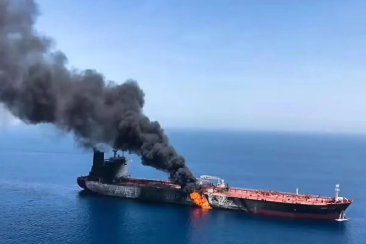 Hormuz Tanker Attack: होर्मुज में टैंकर हमले पर अमेरिका-ईरान आमने-सामने, ट्रंप के ‘डील’ संकेत के बीच युद्ध का तनाव और बढ़ा
