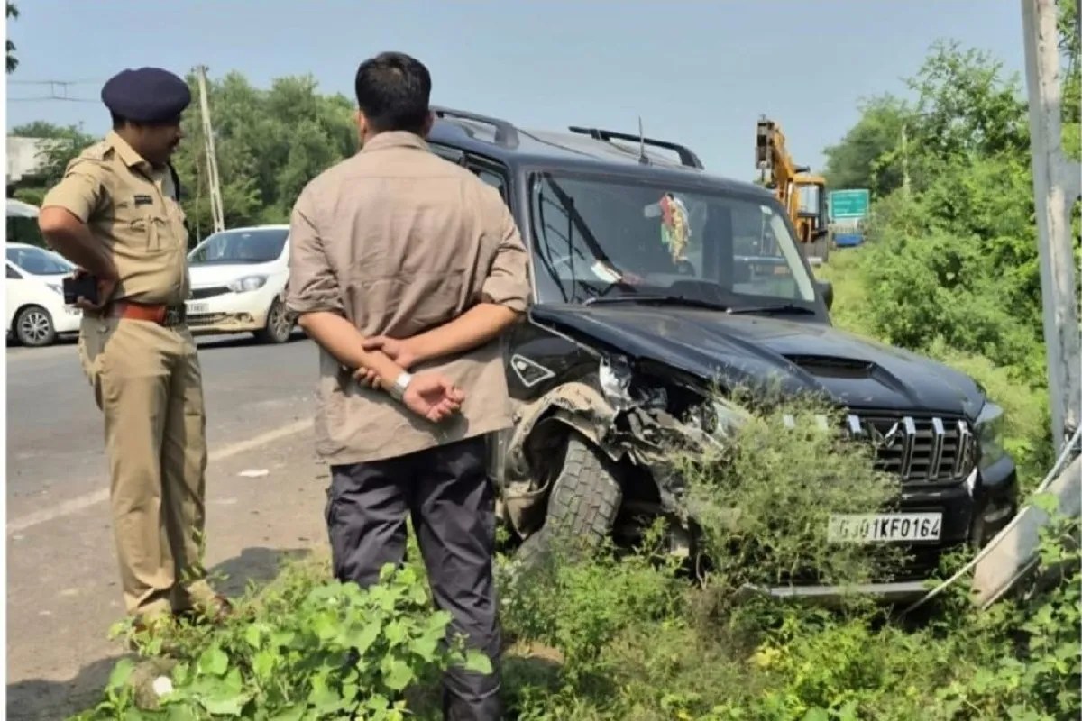 जीप चालक ने पुलिस वाहन को टक्कर मारी, हमला करने का प्रयास