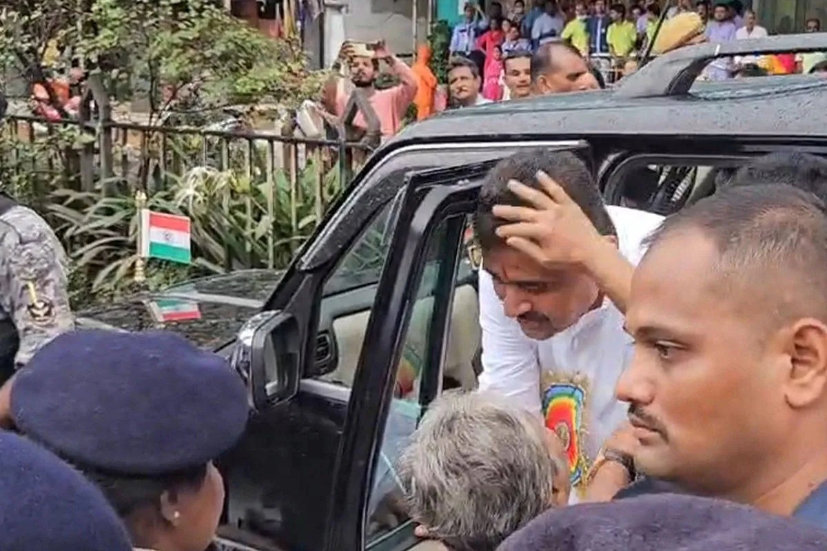 Suvendu Adhikari: पति छोड़ गया, बेटा बीमार… पेंशन की आस में मुख्यमंत्री का काफिला रोक खड़ी हो गई 68 साल की महिला