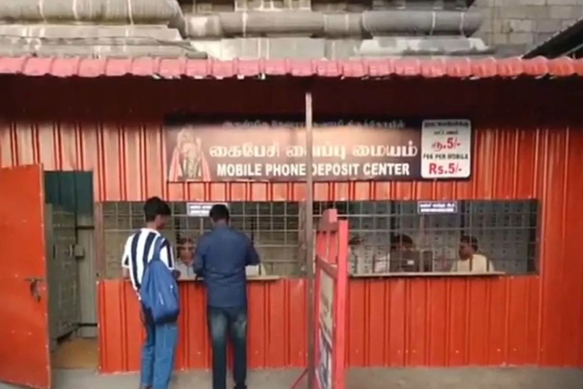 Tamil Nadu Temple Mobile Ban: तमिलनाडु के बड़े मंदिरों में मोबाइल ले जाने पर रोक आज से लागू, जानें क्यों लिया गया फैसला?