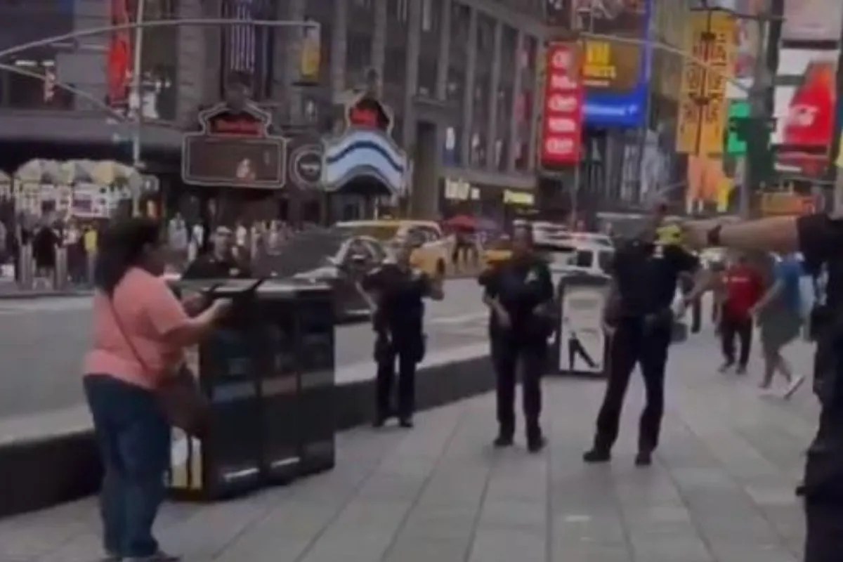 Times Square Stabbing: न्यूयॉर्क के टाइम्स स्क्वायर में महिला ने दो लोगों पर किया चाकू से हमला, पुलिस की गोली से आरोपी की मौत