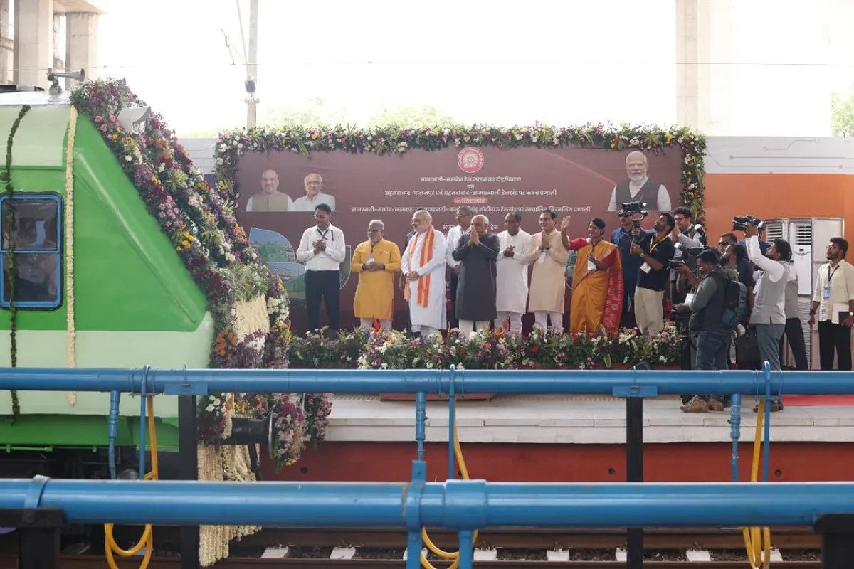 साबरमती से देश की पहली एलएनजी ड्युल फ्यूल ट्रेन दौड़ी, केंद्रीय गृहमंत्री अमित शाह ने दिखाई हरी झंडी