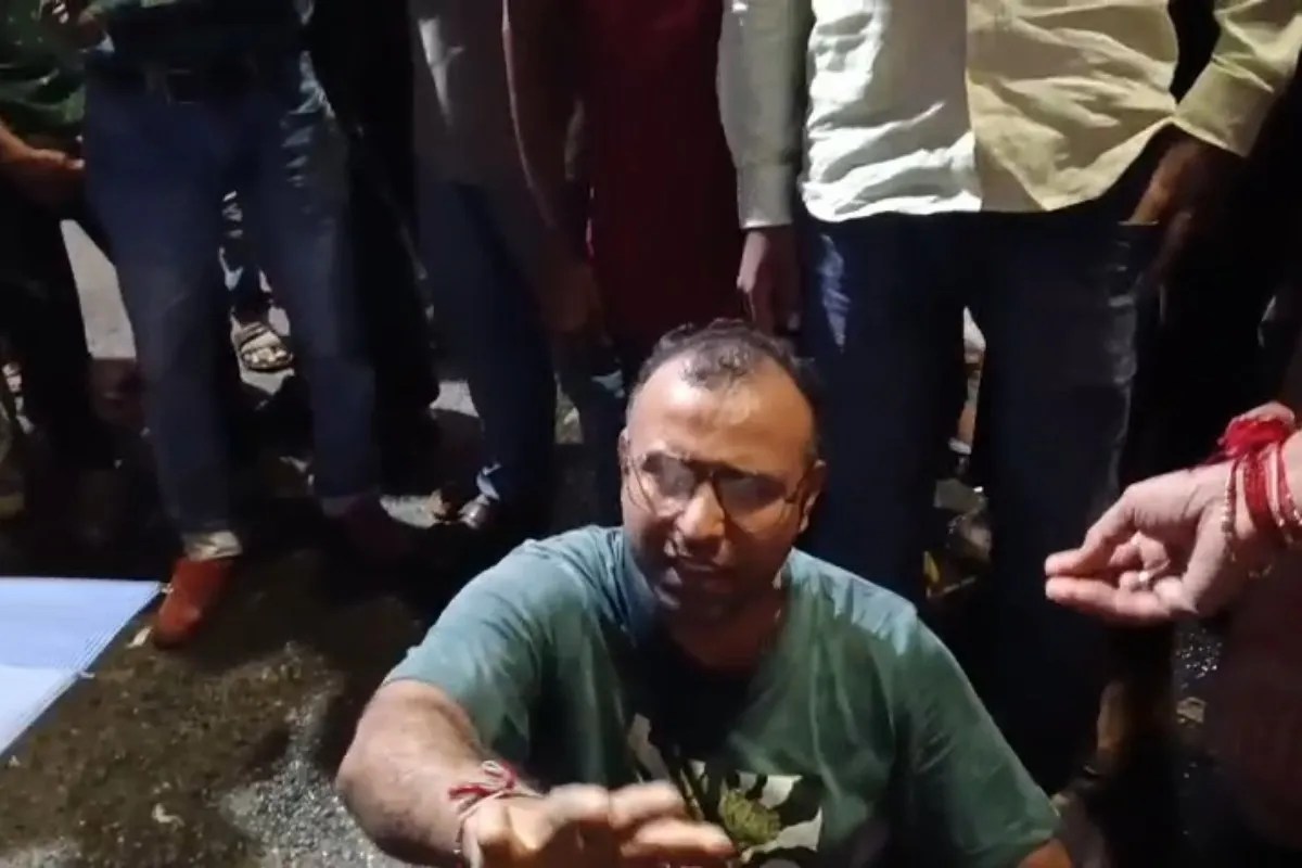 काशी घूमने आए सैन्य अधिकारी के परिवार से अभद्रता, पुलिसकर्मियों पर आरोप, सड़क पर बैठकर जताया विरोध