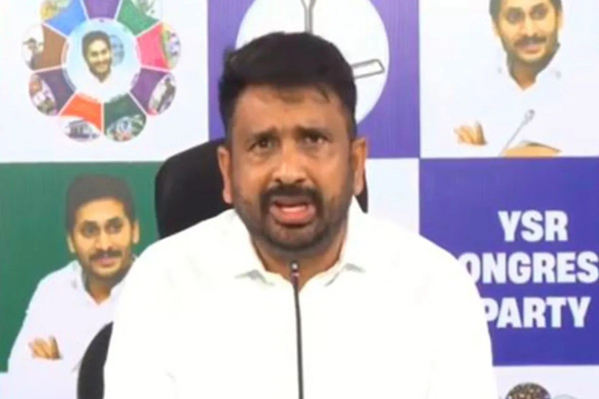 सरकारी कर्मचारियों के अपमान पर भड़की YSRCP, मीडिया पर ‘ब्लेड और गांजा बैच’ कहने का आरोप, कानूनी कार्रवाई की उठी मांग