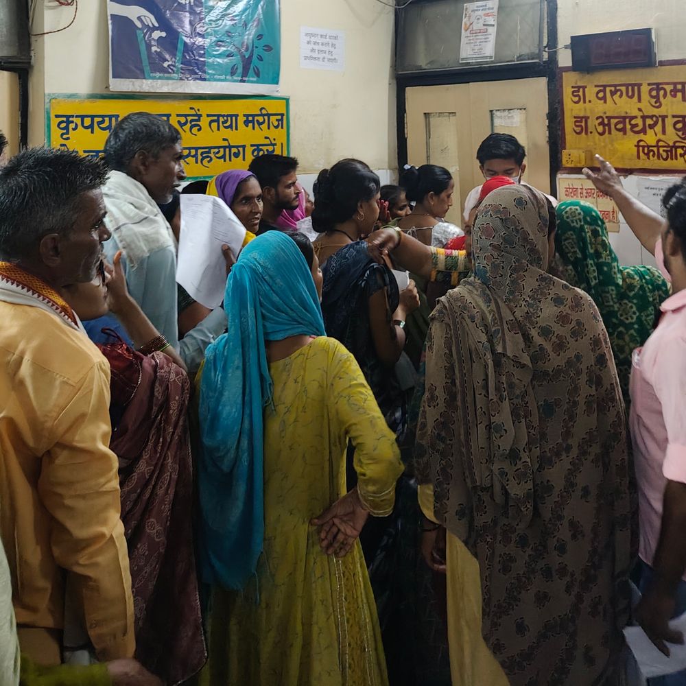 वायरल फीवर का प्रकोप, 35 वर्षीय युवक की मौत:हाथरस में जिला अस्पताल में पहुंचे 200 से ज्यादा मरीज