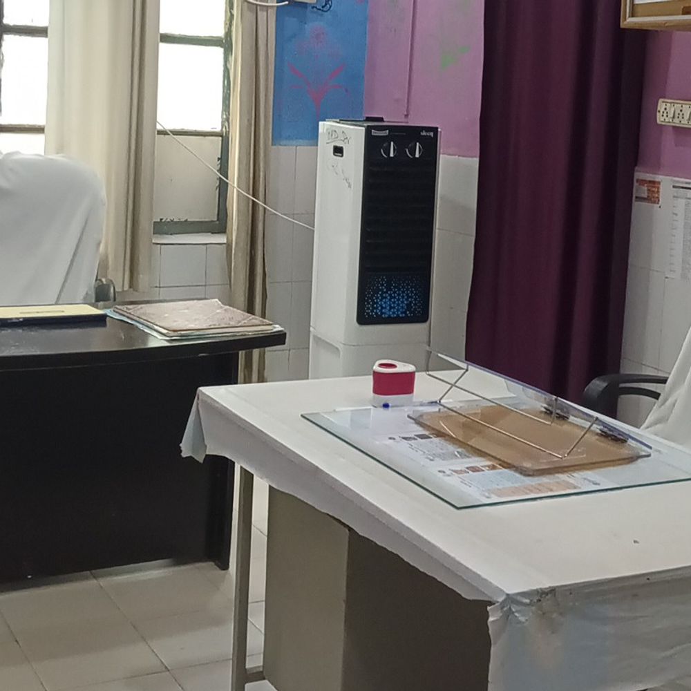 महाराजगंज अस्पताल में डॉक्टर नहीं मिले:मरीज डेढ़ घंटे तक करते रहे इंतजार, इलाज के लिए परेशान हुए लोग