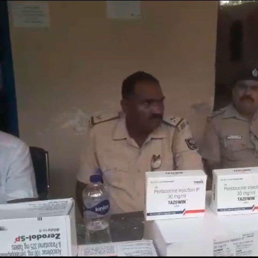बनमनखी में प्रतिबंधित इंजेक्शन और संदिग्ध दवाएं जब्त:गोदाम में रखी थी अवैध खेप, डिस्ट्रीब्यूटर संचालक को हिरासत में लिया