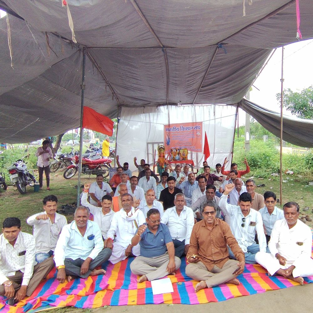 पीला मोजेक और बीमा राशि गड़बड़ी पर किसानों का धरना:दूसरे दिन भी प्रदर्शन जारी, बोले- सही सर्वे कराया जाए, बीमा के पैसे मिले