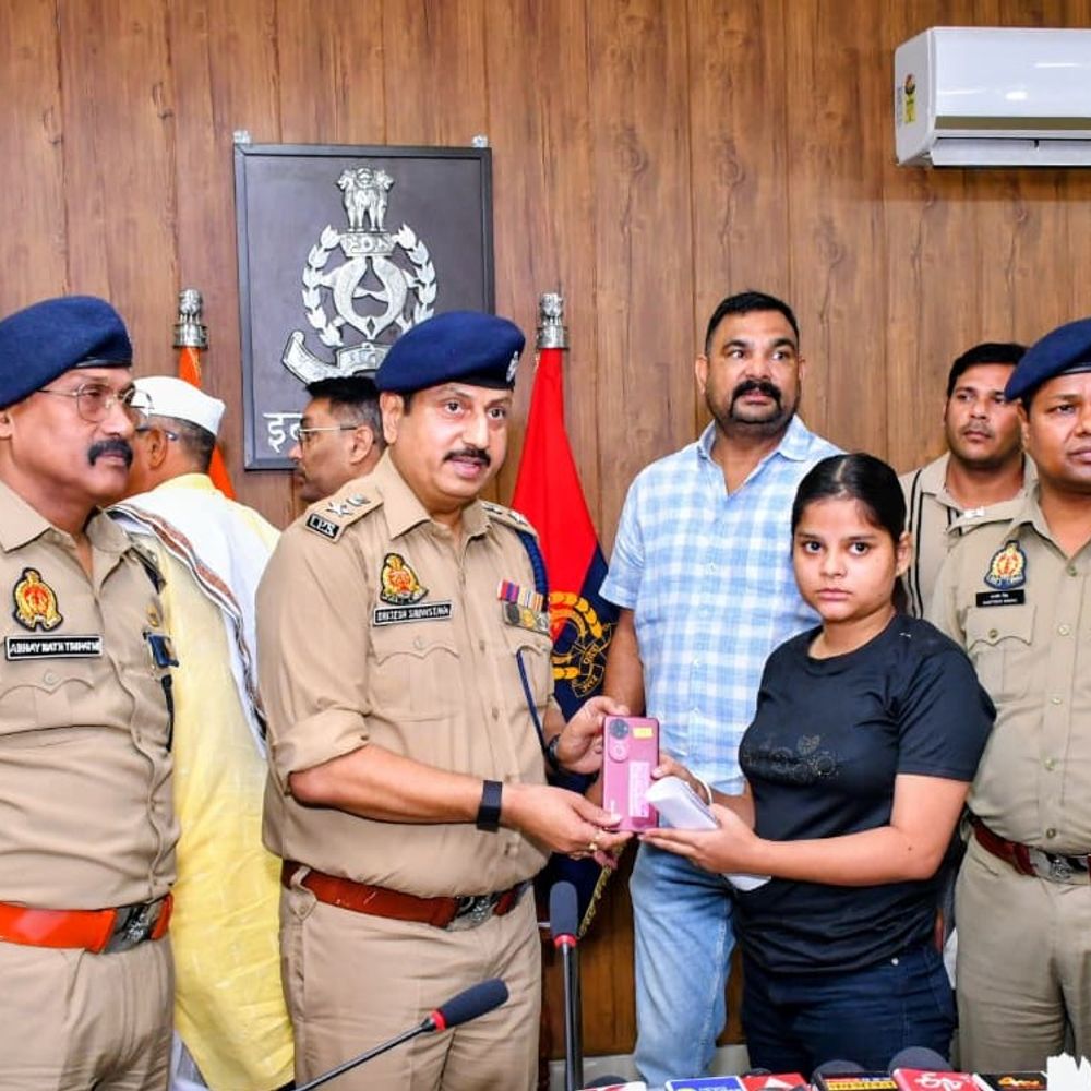 इटावा पुलिस ने 100 गुम हुए मोबाइल फोन बरामद किए:20 लाख रुपये कीमत के फोन मालिकों को सौंपे, लोगों ने जताया आभार