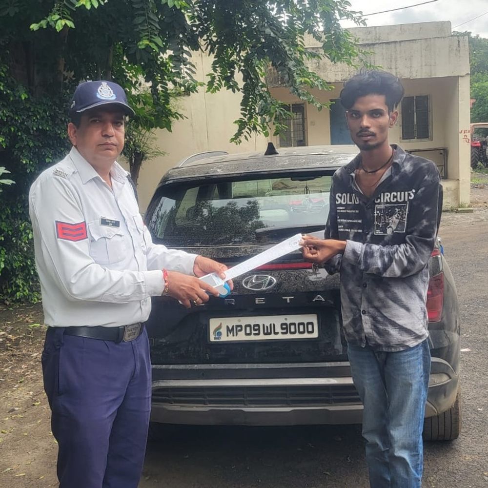स्टंटबाजी करने वाले कार चालक पर 9000 का जुर्माना:पुलिस ने ‘बॉस’ लिखी कार पकड़ी; ‘ऑपरेशन मर्यादा’ के तहत नियम तोड़ने वालों पर कार्रवाई
