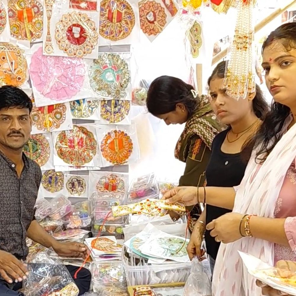 फर्रुखाबाद में बिक रही कोलकाता-मुंबई की कान्हा ड्रेस:जन्माष्टमी के लिए बाजार में हो रही जमकर खरीदारी, मध्यरात्रि में होगा जन्मोत्सव
