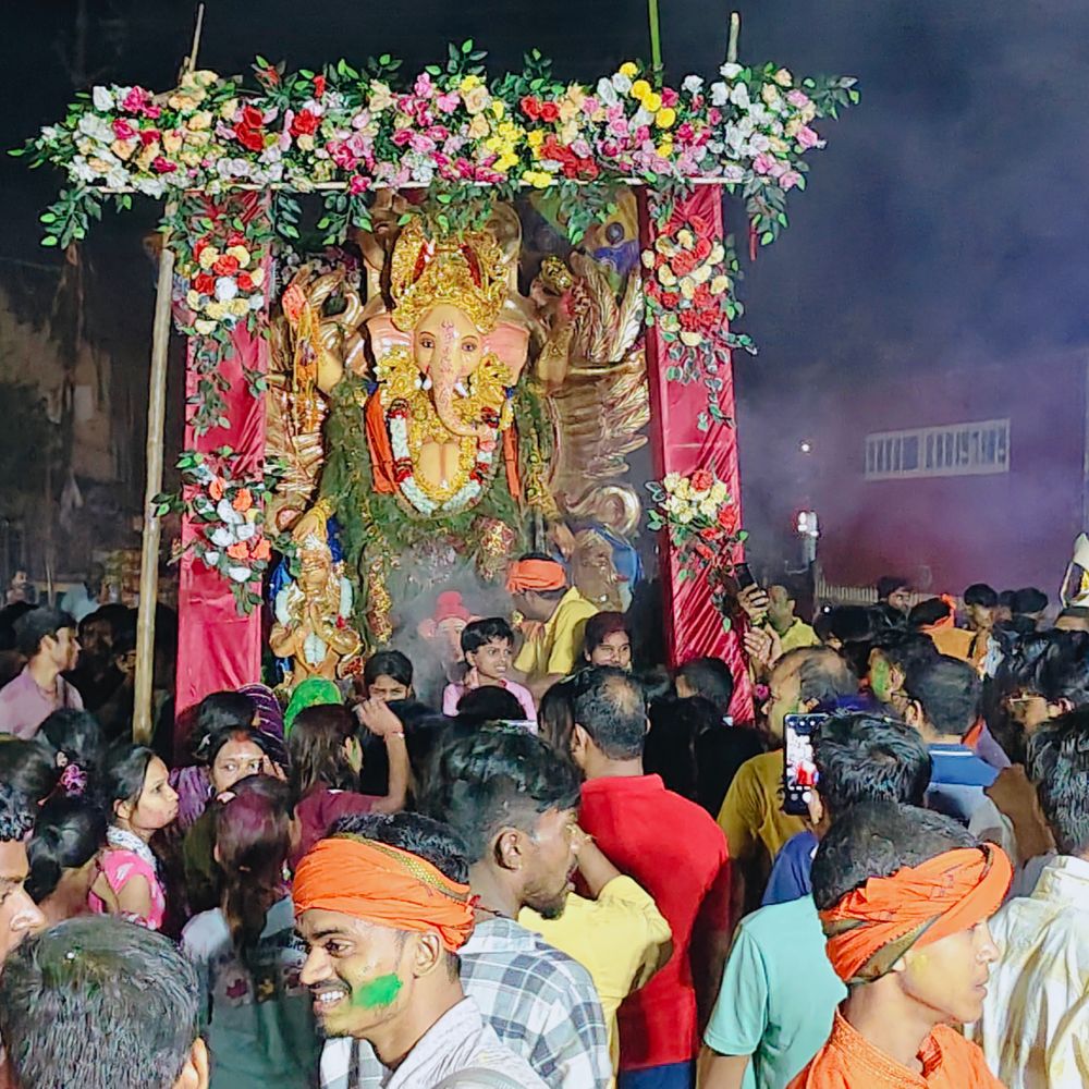 सिमराही, कोशी कॉलोनी और राघोपुर में गणेश महोत्सव का समापन:भव्य झांकियों और ढोल-नगाड़ों के साथ निकली विसर्जन शोभायात्रा, हजारों श्रद्धालु शामिल