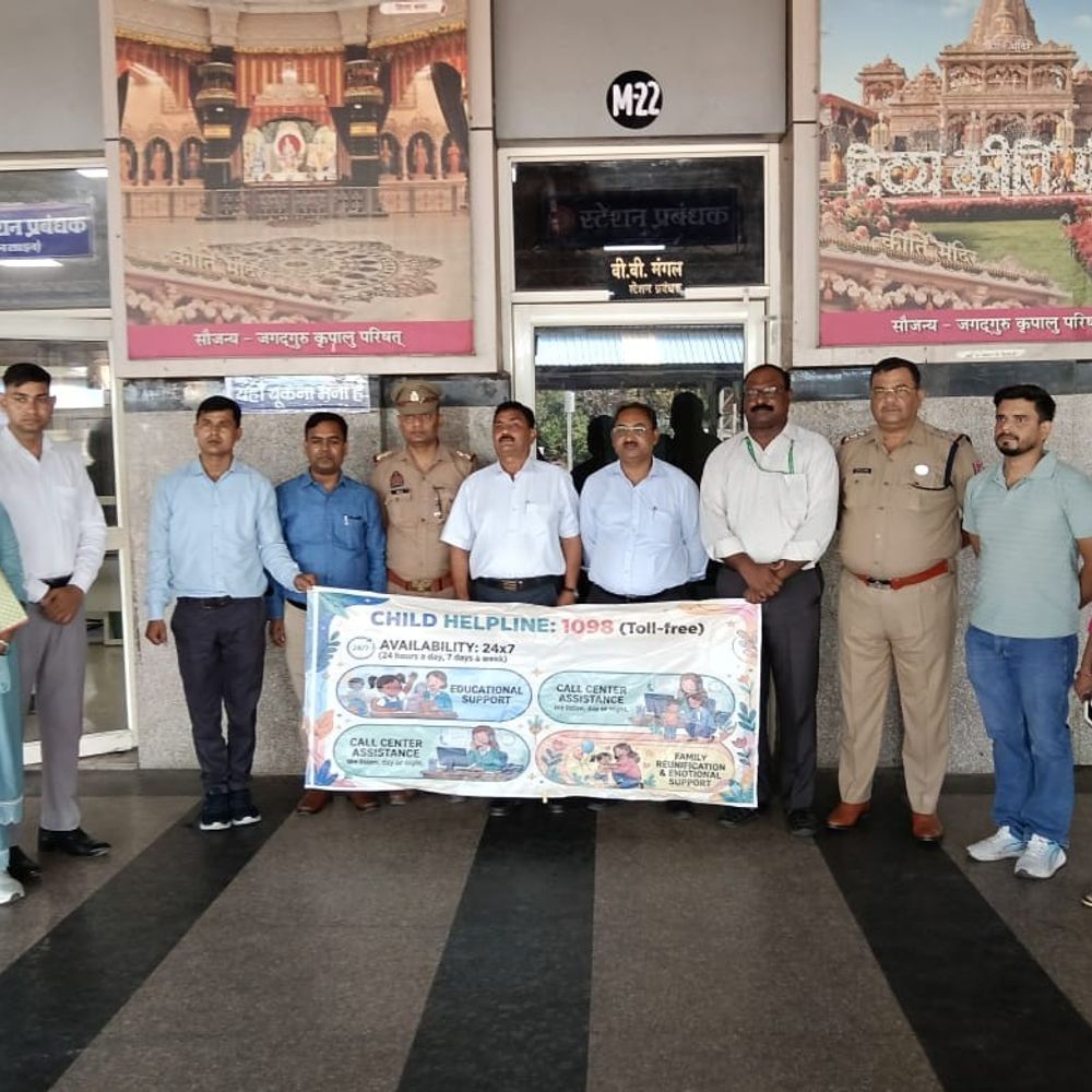 मथुरा में नाबालिग बच्चों पर चर्चा:चाइल्ड हेल्पलाइन संग मिले रेल अधिकारी, परिजनों से मिलाने की बनी रणनीति