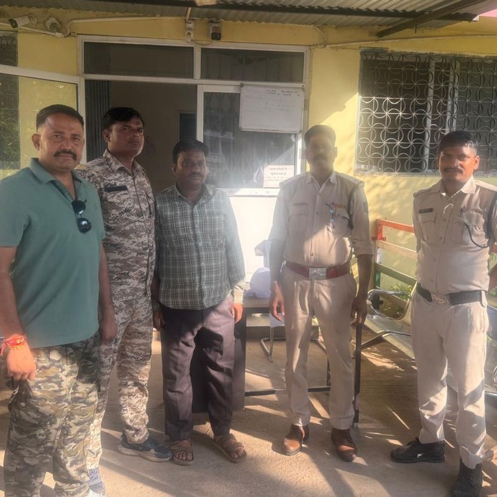 परचून की दुकान की आड़ में गांजा बेचने का आरोप:पुलिस ने 1 किलो गांजा पकड़ा, आरोपी गिरफ्तार; 12 हजार में सप्लायर से खरीदता था