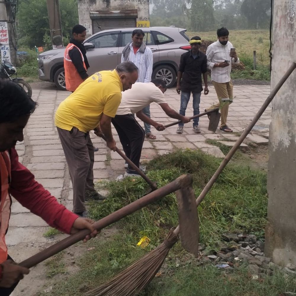 सोनीपत में सफाई के लिए लोगों को किया प्रेरित:मेयर राजीव जैन ने चलाया फावड़ा; बोले- स्वच्छता को दैनिक कार्य का हिस्सा बनाएं