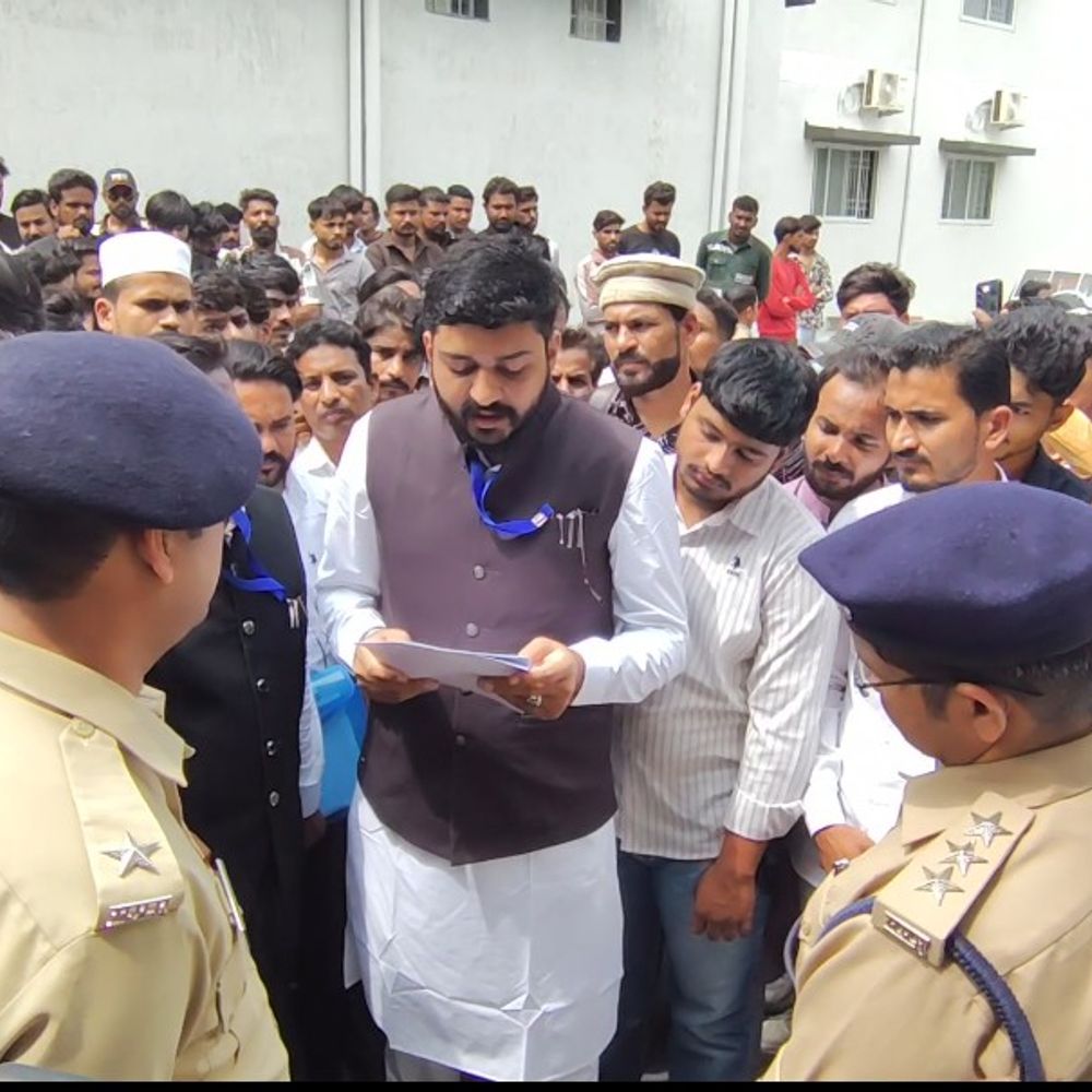 शाजापुर में AIMIM पर आपत्तिजनक टिप्पणी विरोध:धार्मिक भावनाएं आहत करने का आरोप, पुलिस अधीक्षक को सौंपा ज्ञापन
